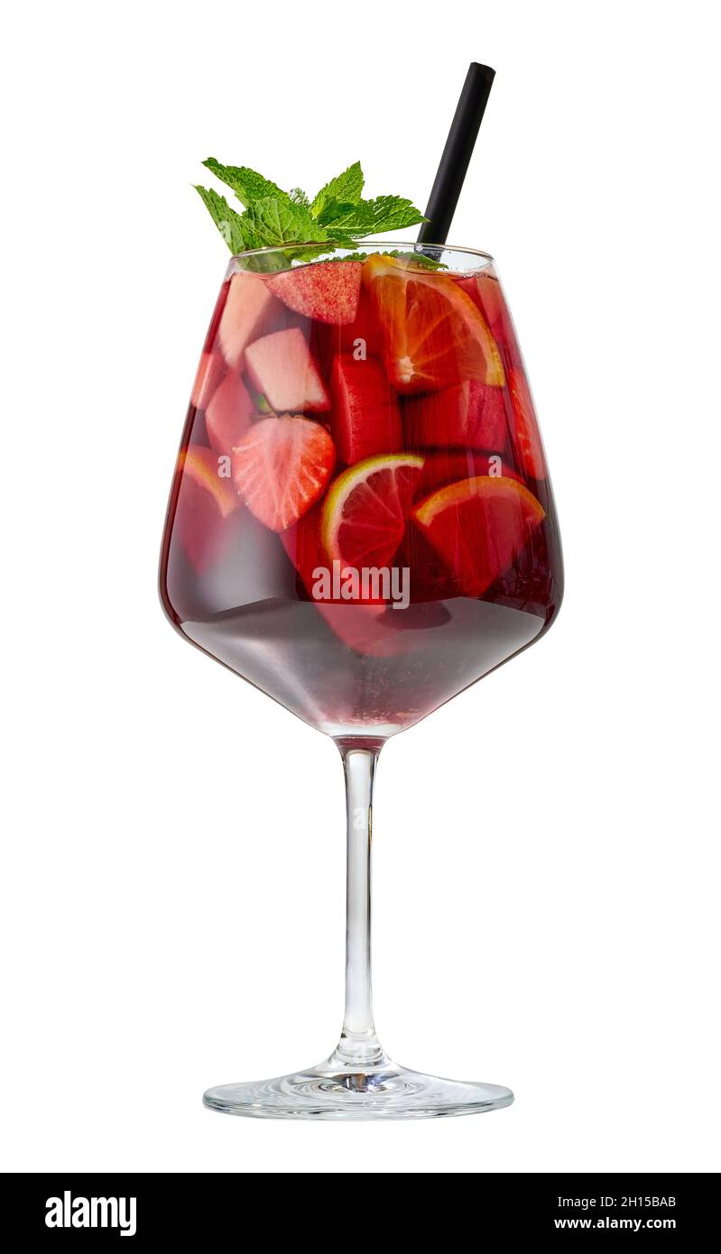 Glas rote Sangria isoliert auf weißem Hintergrund Stockfotografie - Alamy