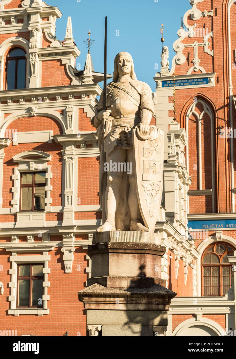 Roland-Statue vor dem Blackheads-Haus auf dem Rathausplatz in der Altstadt von Riga, der Hauptstadt Lettlands Stockfoto