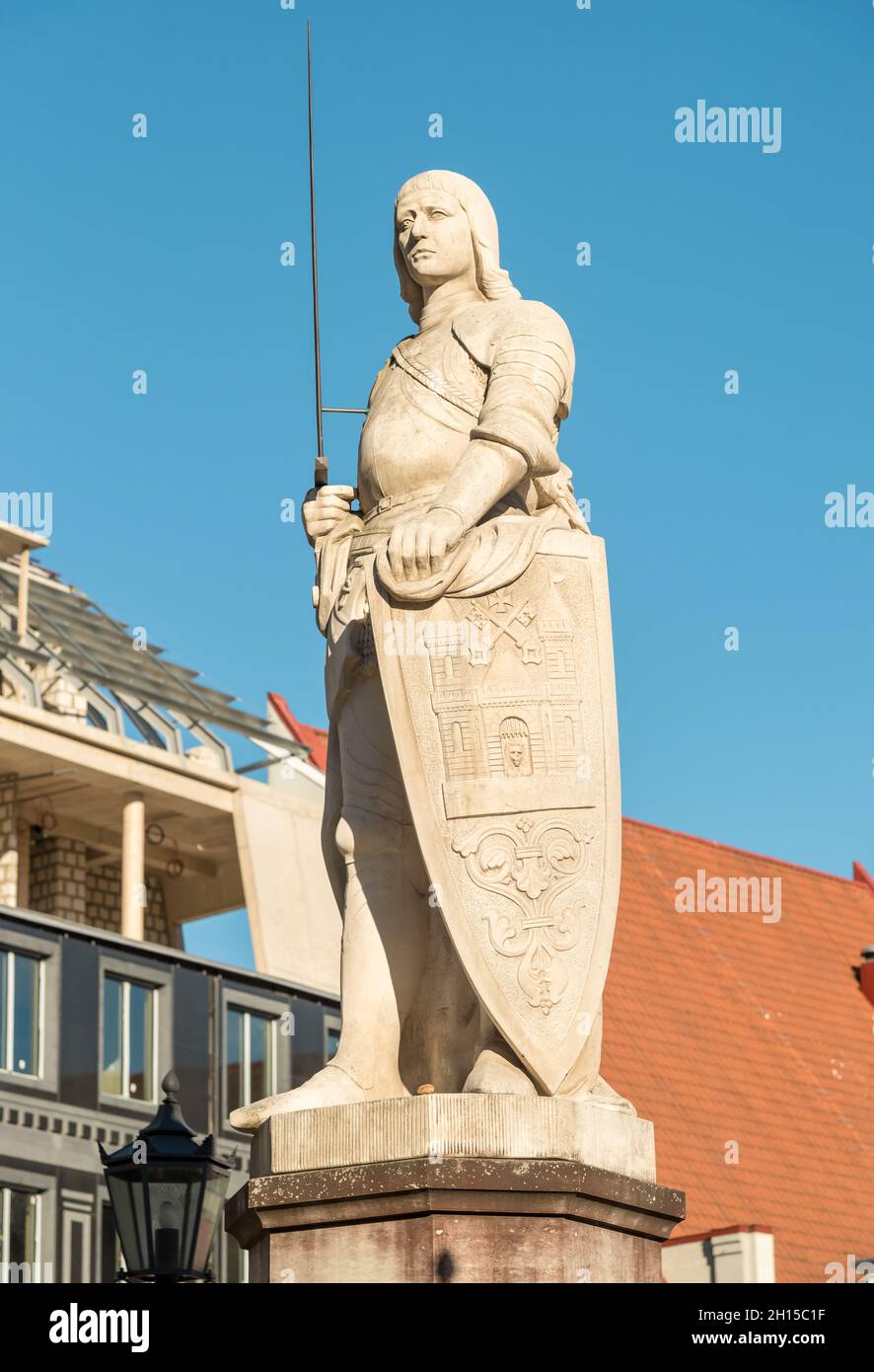 Roland-Statue vor dem Blackheads-Haus auf dem Rathausplatz in der Altstadt von Riga, der Hauptstadt Lettlands Stockfoto