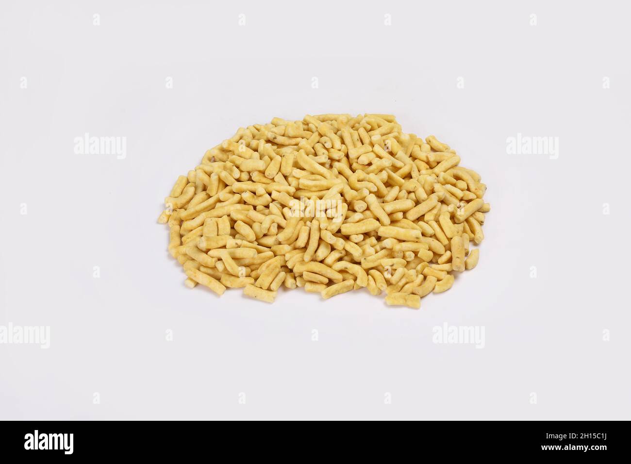 Gathiya Indian Namkeen Bhavnagari Gathiya oder Ganthiya. Besan Gathiya beliebter Gujarati-Snack aus gram-Mehl (Kichererbsen-Mehl), isoliert serviert in Stockfoto