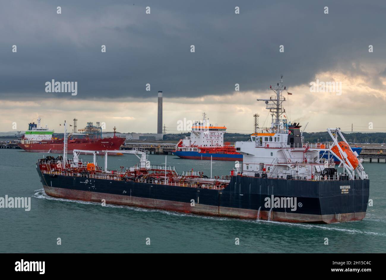 Das Öl- oder Betankungsschiff ss Whitonia, das Schiffe passiert, liegt am Marinepol der petrochemischen Verarbeitungsanlage der fawley-Ölraffinerie Stockfoto