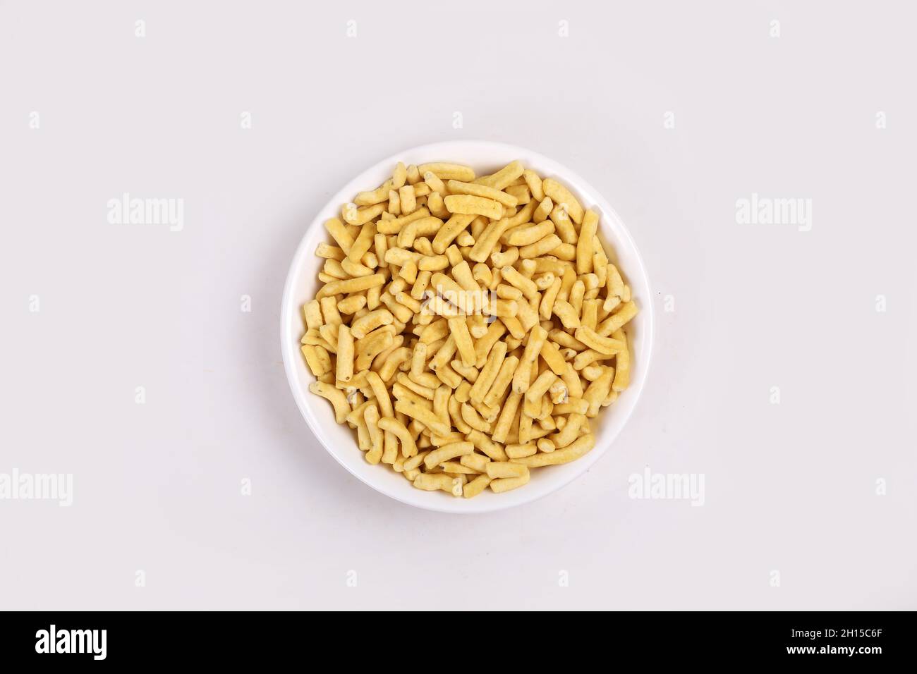 Gathiya Indian Namkeen Bhavnagari Gathiya oder Ganthiya. Besan Gathiya beliebter Gujarati-Snack aus gram-Mehl (Kichererbsen-Mehl), isoliert serviert in Stockfoto