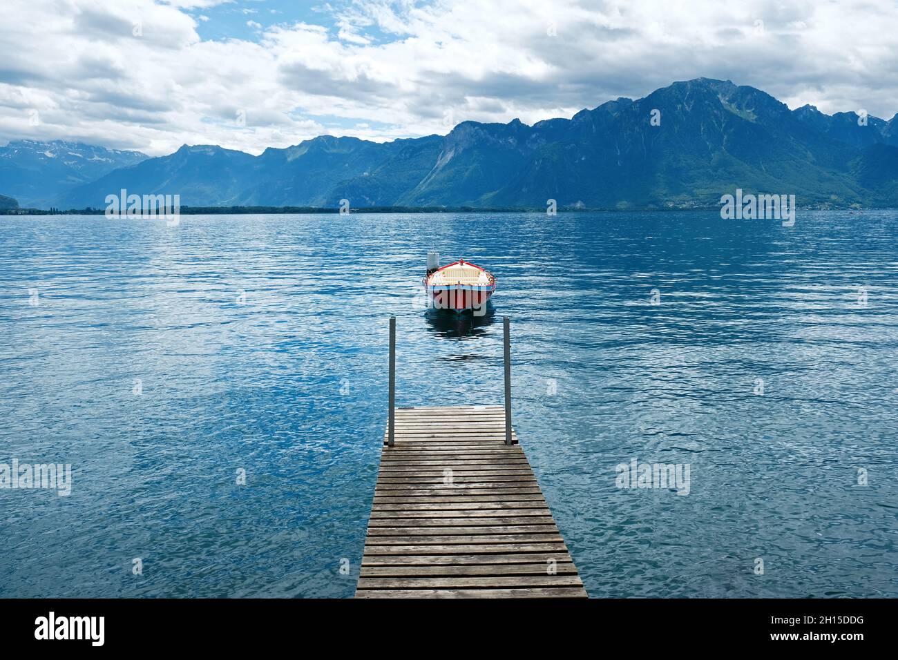 Alpen und Genfersee mit Pier an der Montreux Riviera, Schweiz Stockfoto