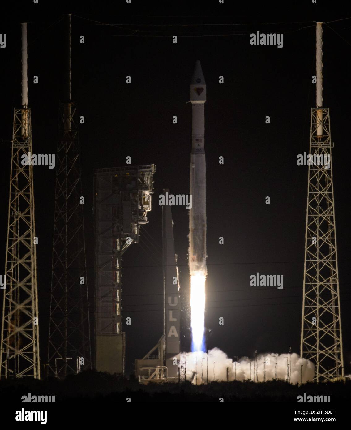 (211016) -- CAPE CANAVERAL (USA), 16. Oktober 2021 (Xinhua) -- Eine United Launch Alliance ATLAS V 401 Rakete mit der Lucy-Sonde startet am 16. Oktober 2021 vom Space Launch Complex-41 auf der Cape Canaveral Space Force Station in Florida, USA. Die US-amerikanische National Aeronautics and Space Administration (NASA) startete am Samstag ihre Lucy-Sonde auf einer 12-jährigen Reise, um die trojanischen Planeten Jupiters zu erkunden und die Geheimnisse des Sonnensystems zu enthüllen. (Bill Ingalls/NASA/Handout über Xinhua) Stockfoto