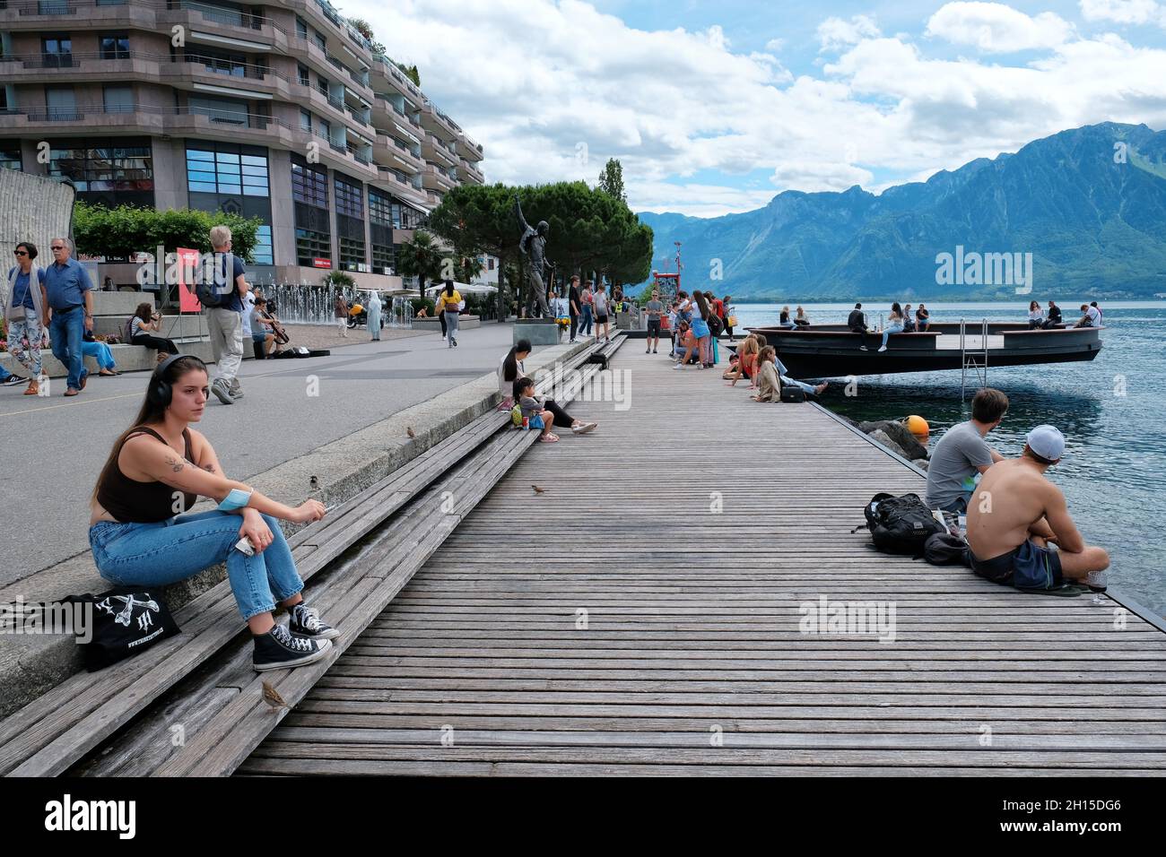 Montreux, Schweiz - 3. Juli 2021. Touristen entspannen sich am Ufer des Genfer Sees direkt neben der Statue von Freddie Mercury in Montreux, Schweiz Stockfoto