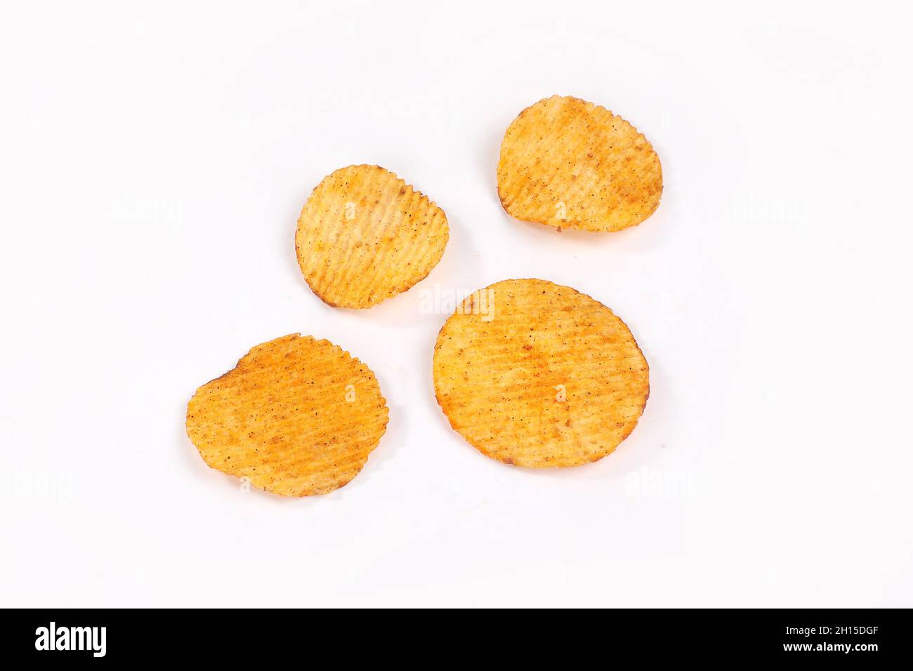 Kartoffel Chips fallen in Glasschale auf weißem Hintergrund mit Freistellungspfad, fliegende Kartoffelchips isoliert Stockfoto