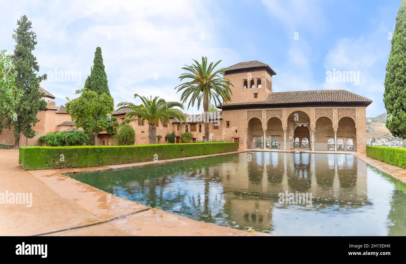 Alhambra Granada Spanien - 09 14 2021: Blick auf den Partal Palast oder Palacio del Partal , eine palastartige Struktur rund um Gärten und Wassersee im Inneren der A Stockfoto