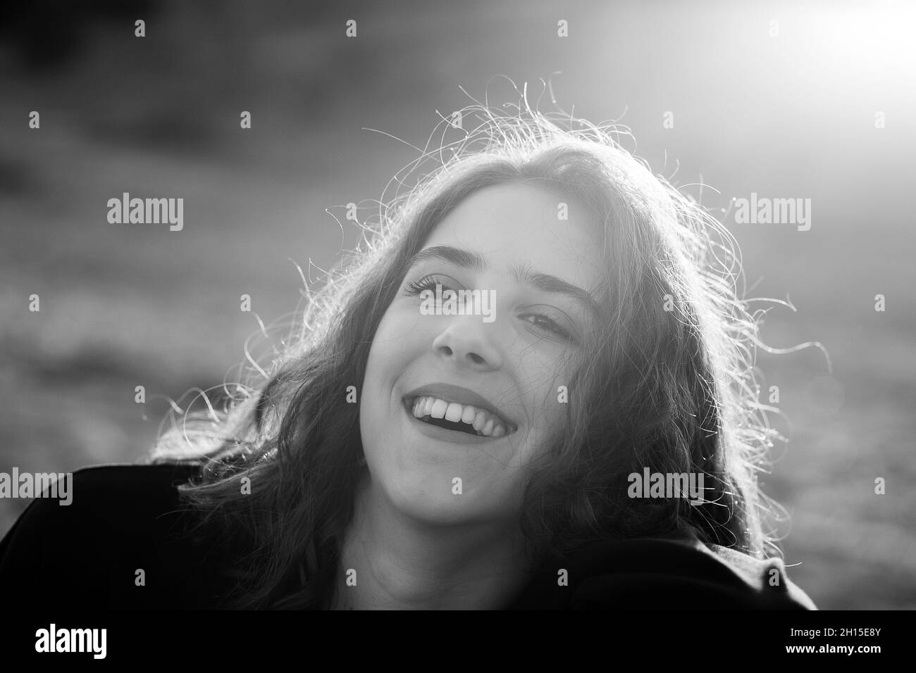 Schwarz-Weiß-Porträt eines schönen Teenager Brünette Mädchen lächeln Stockfoto