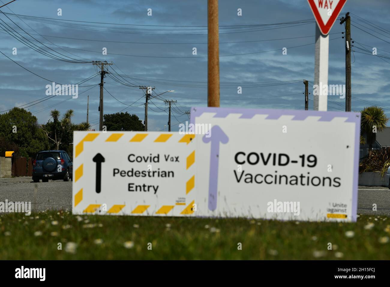 GREYMOUTH, NEUSEELAND, 16. OKTOBER 2021: Schilder führen Menschen in Greymouth zum lokalen Flughafen, wo das Gesundheitsministerium am Super-Samstag Einrichtungen für Massenimpfungen eingerichtet hat. 130,000 wurden landesweit geimpft. Stockfoto