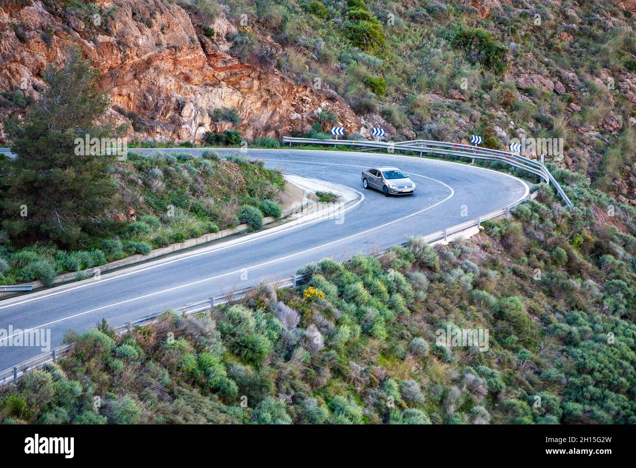 Auto auf spanischer kurviger Straße (E22) in den Hügeln der Sierra de la Muela, Cabo Tiñoso y Roldán westlich von Cartagena in der Region Mercia. 2020 Stockfoto