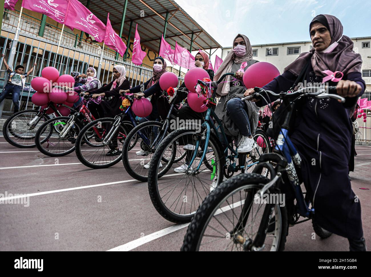 Gaza-Stadt, Palästina. Oktober 2021. Palästinensische Frauen werden bei der Pink Sports Day Kampagne zur Unterstützung von Überlebenden von Brustkrebs gesehen. Es wurde ein Bewusstsein für die Notwendigkeit von frühen Vorsorgeuntersuchungen zur Erkennung von Brustkrebs geschaffen. Der Oktober ist weltweit als „Monat des Brustkrebsbewusstseins“ bekannt. Stockfoto