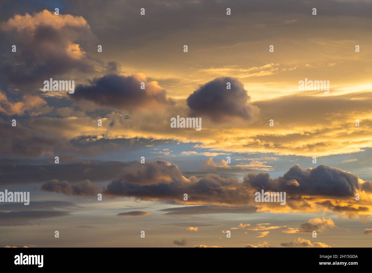 Szenische Wolken bei Sonnenuntergang farbenfroher mediterraner Himmel abstrakter Hintergrund Stockfoto