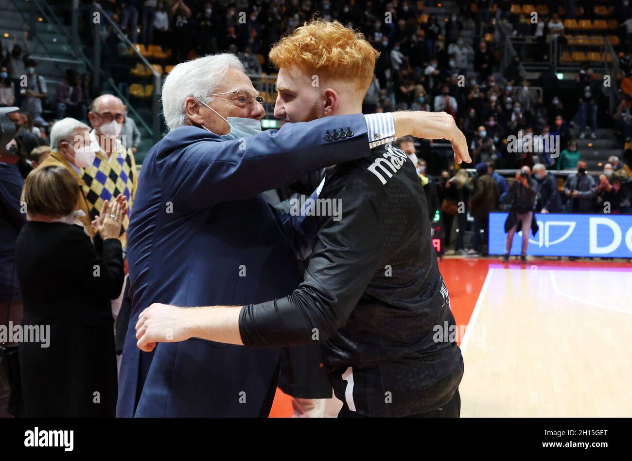 Niccolo Mannion (Segafredo Virtus Bologna) e Patron Massimo Zanetti am Ende der Serie A1 italienischen LBA Basketball-Meisterschaft Spiel Segafredo Virtus Bologna vs. Allianz Pallacanestro Trieste im Sportpalast Paladozza - Bologna, 16. Oktober 2021 Stockfoto