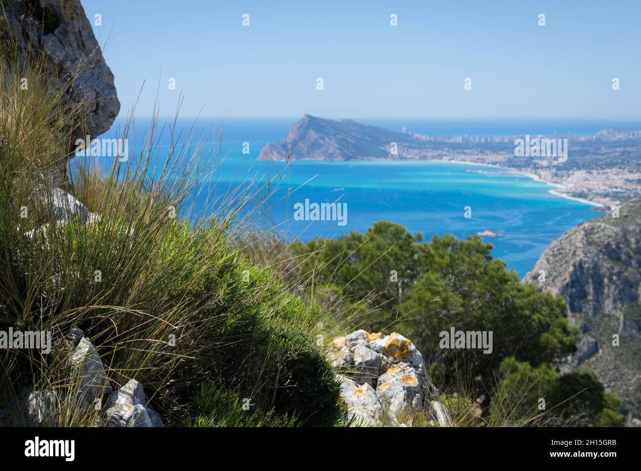Blick auf das blaue mittelmeer, grünes Gras und schöne Berglandschaft Reiseziel Spanien Stockfoto