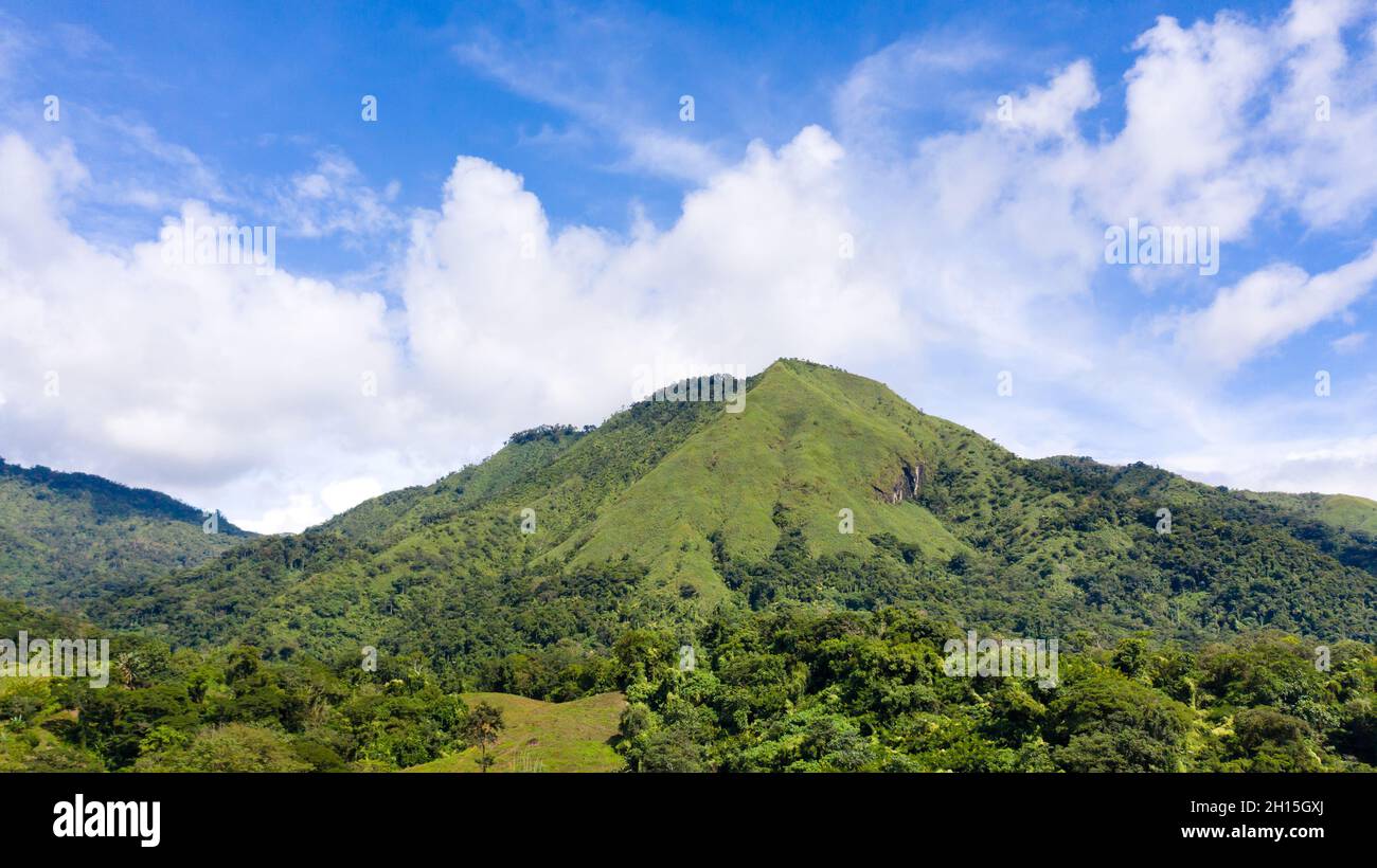 Berglandschaft mit grünen Hügeln und Bergen mit Wald.Bergtal und blauem Himmel mit Wolken. Philippinen, Luzon. Sommerlandschaft. Stockfoto