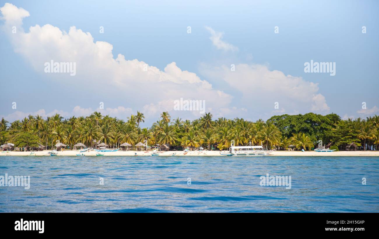 Blick auf die tropische Insel vom Meer. Türkisfarbenes Meerwasser. Stockfoto
