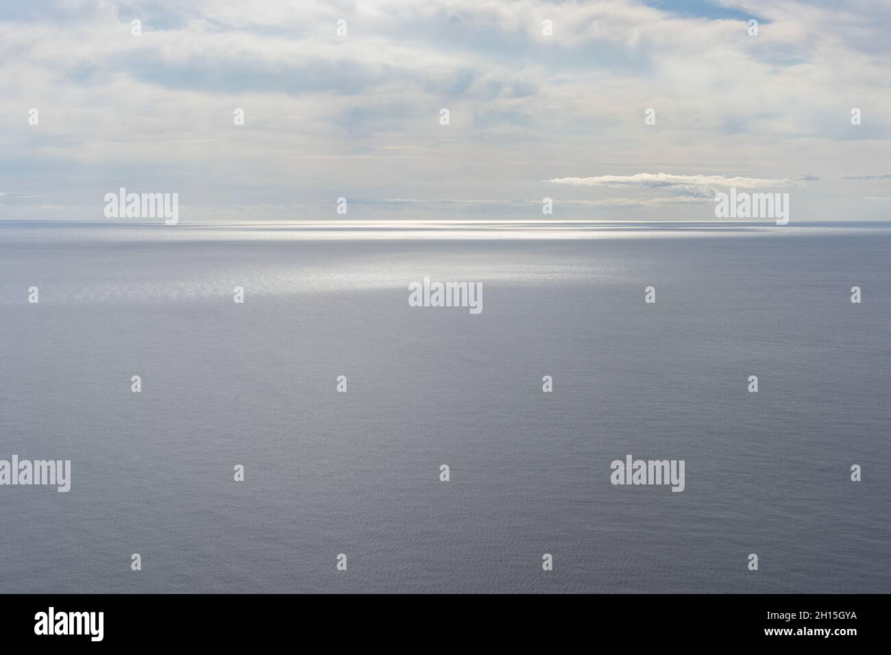 Ruhiges graues Mittelmeer und wolkigen Himmel ruhiger Wasser Meditation Hintergrund Stockfoto