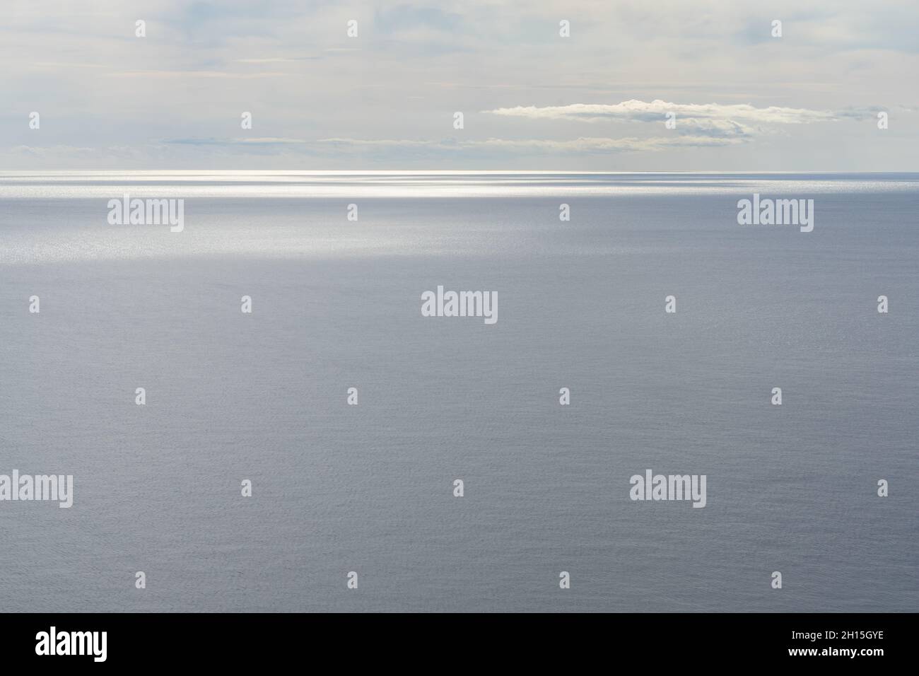 Ruhiges graues Mittelmeer und wolkigen Himmel ruhiger Wasser Meditation Hintergrund Stockfoto