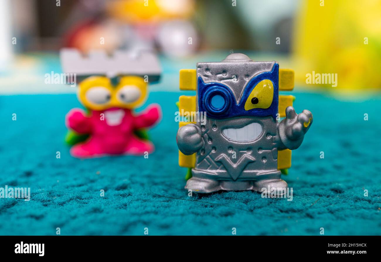 POZNAN, POLEN - 25. Sep 2021: Die 'Magic Box' (Superthings) Spielzeugheld 'Villain' Figur auf blauer Oberfläche Stockfoto