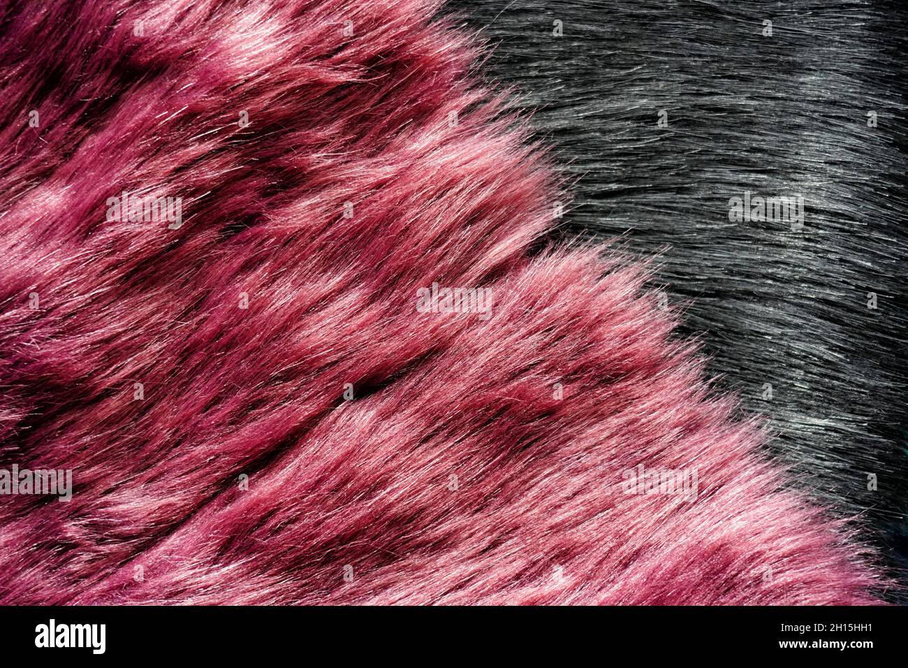 Weiche zweifarbige rosa und schwarze Modepelze. Stockfoto