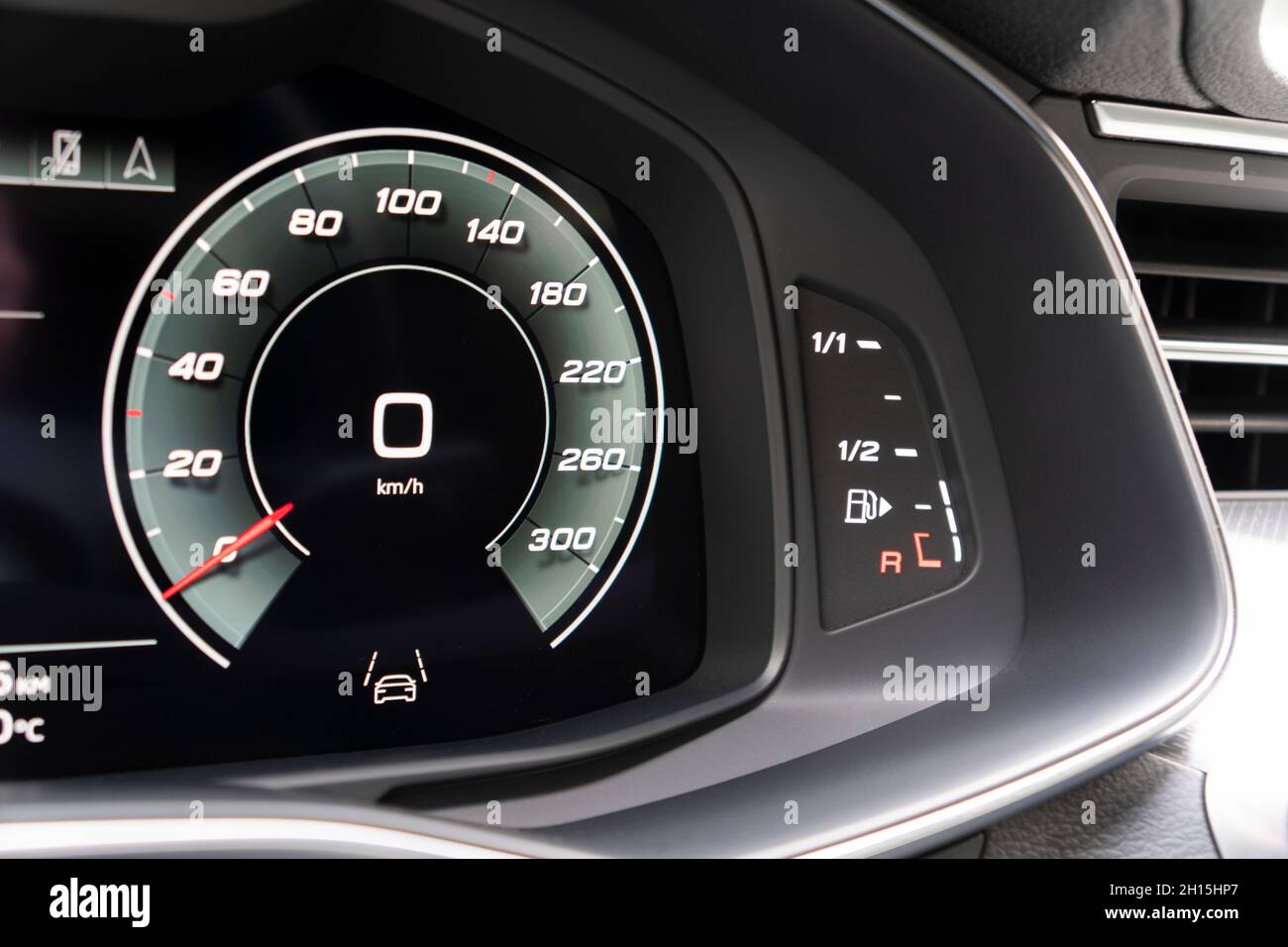 Nahaufnahme eines digitalen Tachometers im Auto. Volldigitales Auto- Dashboard. Armaturenbrett-Details mit Anzeigelampen. Instrumententafel im  Auto Stockfotografie - Alamy