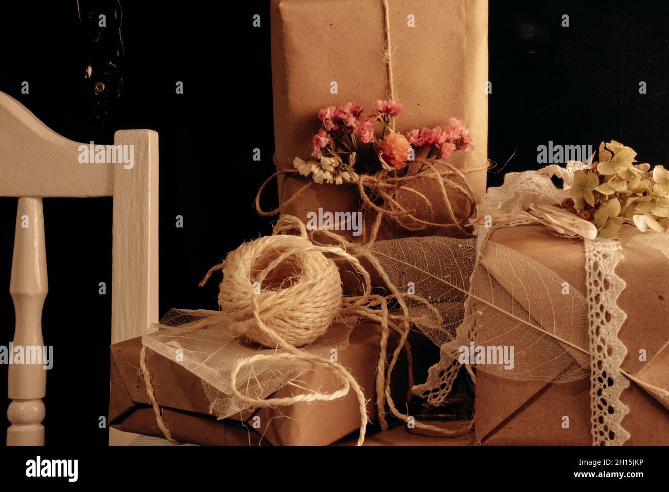 Umweltfreundliche Geschenkverpackung, Zero Waste Materialien und Dekoration, präsentiert Schachteln noch Leben auf dem Tisch. Stockfoto