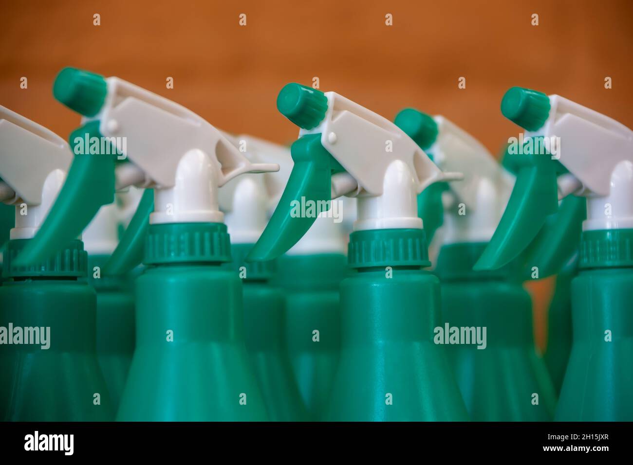 Leere grüne Gruppe von Wasser-Sprühflaschen für die Pflanzen im Garten Stockfoto