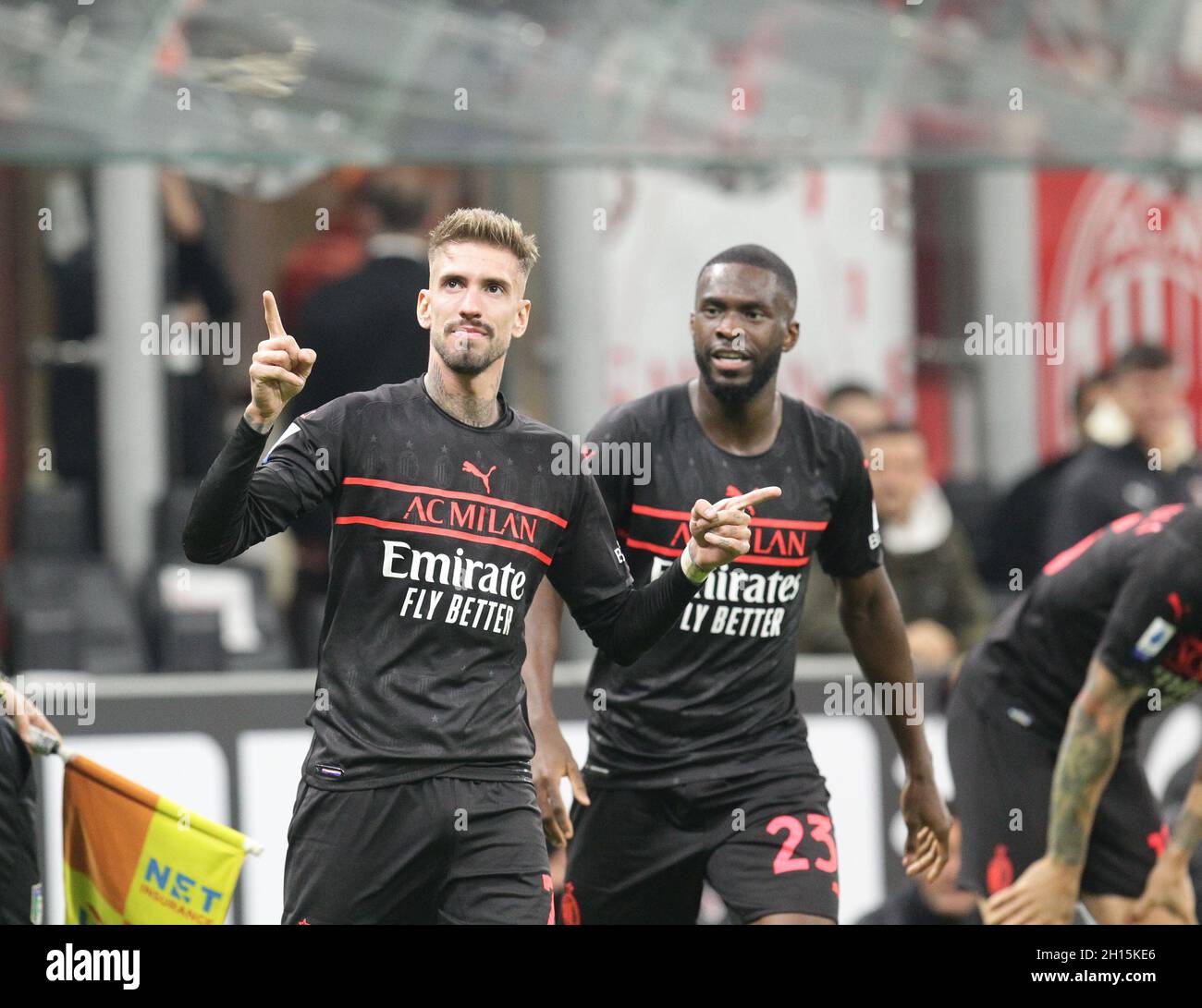MAILAND ITALIEN- Oktober 16 Stadio G Meazza Samuel Castillejo feiert mit seinen Teamkollegen während der Serie Ein Spiel zwischen AC Mailand und Verona im Stadio G. Meazza am 16. Oktober 2021 in Mailand, Italien. Stockfoto