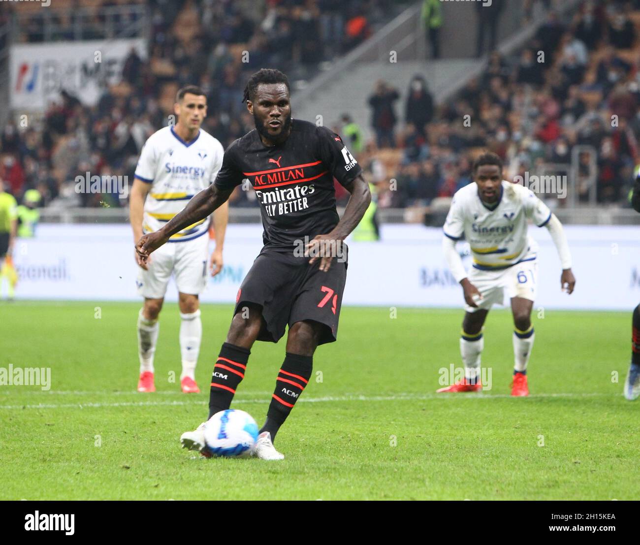 MAILAND ITALIEN- Oktober 16 Stadio G Meazza Franck Jessie die Strafe während der Serie Ein Spiel zwischen AC Mailand und Verona im Stadio G. Meazza am 16. Oktober 2021 in Mailand, Italien. Stockfoto