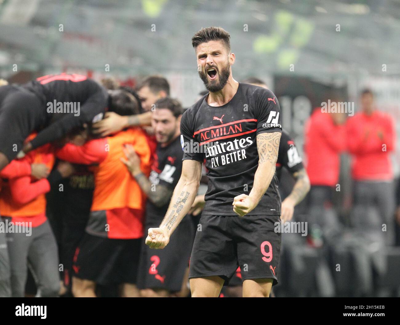 MAILAND ITALIEN- Oktober 16 Stadio G Meazza Oliver Giroud feiert mit seinen Teamkollegen während der Serie Ein Spiel zwischen AC Mailand und Verona im Stadio G. Meazza am 16. Oktober 2021 in Mailand, Italien. Stockfoto