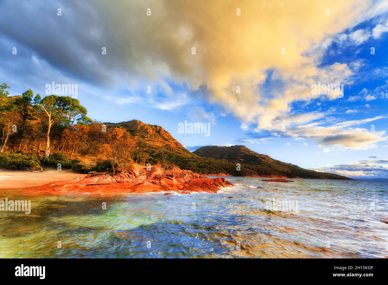 Honeymoon Bay an der Bucht Coles an der tasmanischen Ostküste bei farbenprächtiger Sonnenuntergangsstimmung in der Nähe der Halbinsel Freycinet. Stockfoto