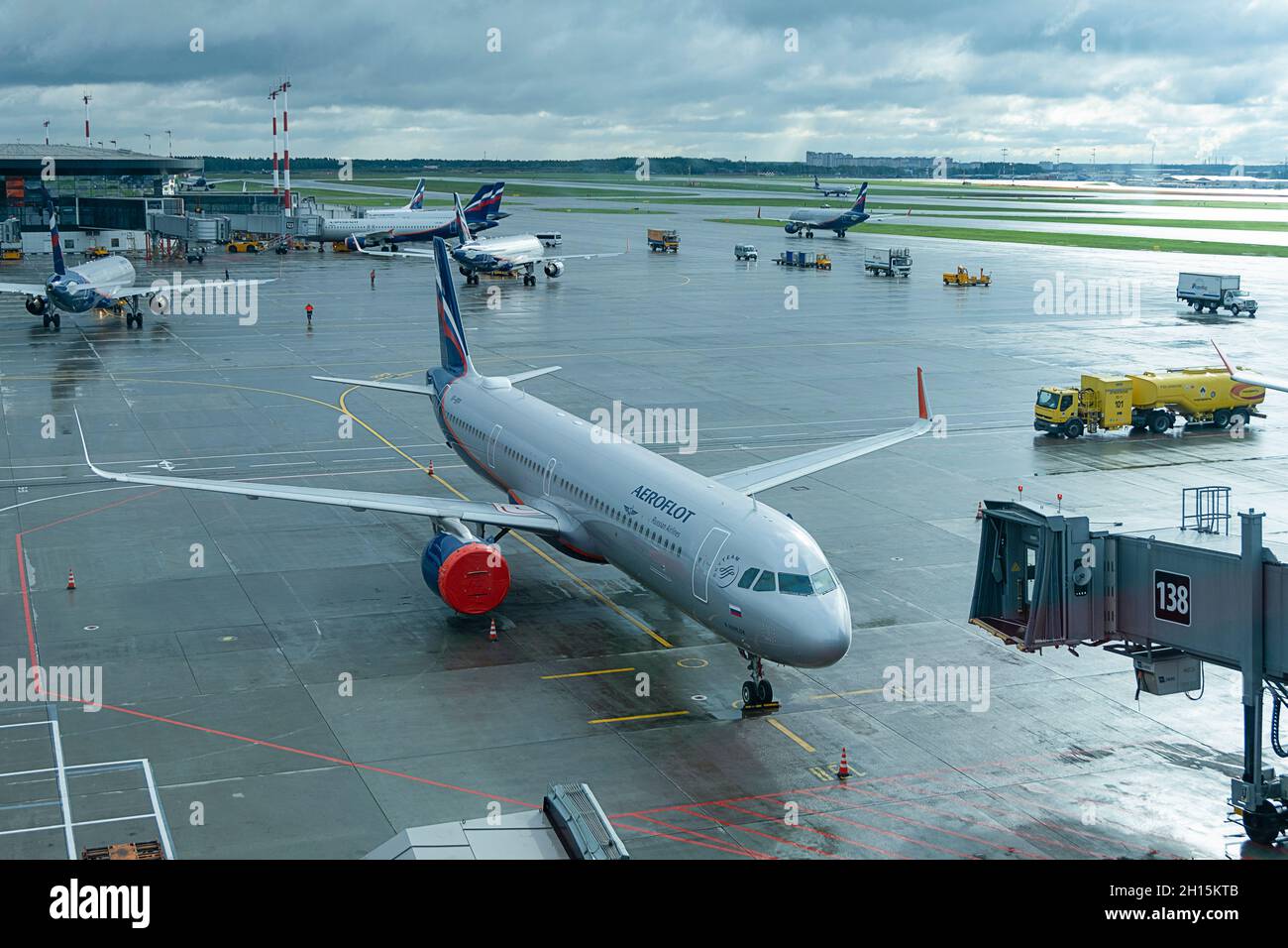 MOSKAU - 04. SEPTEMBER 2021: Aeroflot-Flugzeug am internationalen Flughafen Sheremetyevo an regnerischen bewölkten Tagen Stockfoto