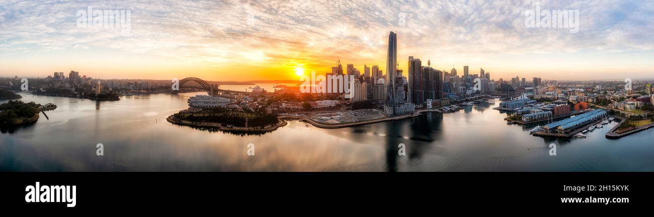 North Sydney to Inner West am Ufer des Hafens von Sydney in einem weiten Luftpanorama mit aufgehender Sonne über dem Horizont - Stadt Sydney. Stockfoto