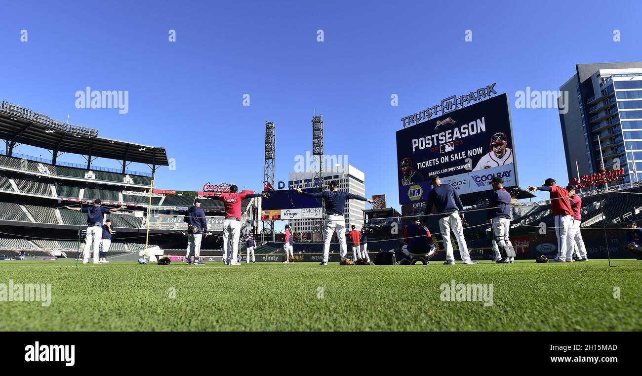 Atlanta, Usa. Oktober 2021. Spieler von Atlanta Braves wärmen sich am Samstag, den 16. Oktober 2021, vor den Los Angeles Dodgers in Spiel 1 des NLCS im Truist Field in Atlanta auf. Foto von David Tulis/UPI Credit: UPI/Alamy Live News Stockfoto