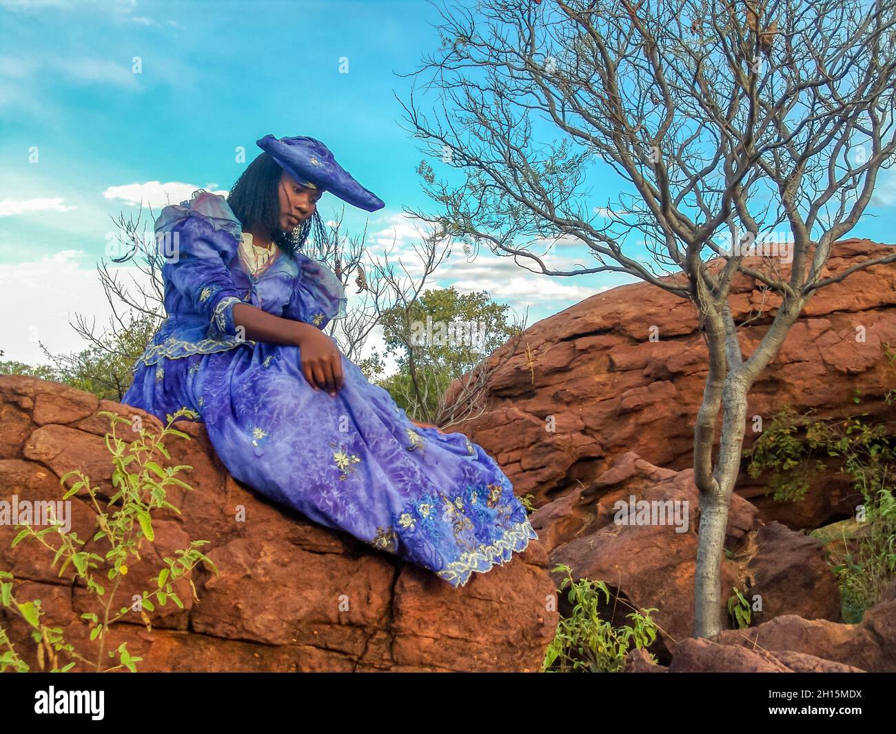 Herero traditionelle namibische Frau im Busch posiert, Afrika, Kleid viktorianischen Stil Stockfoto