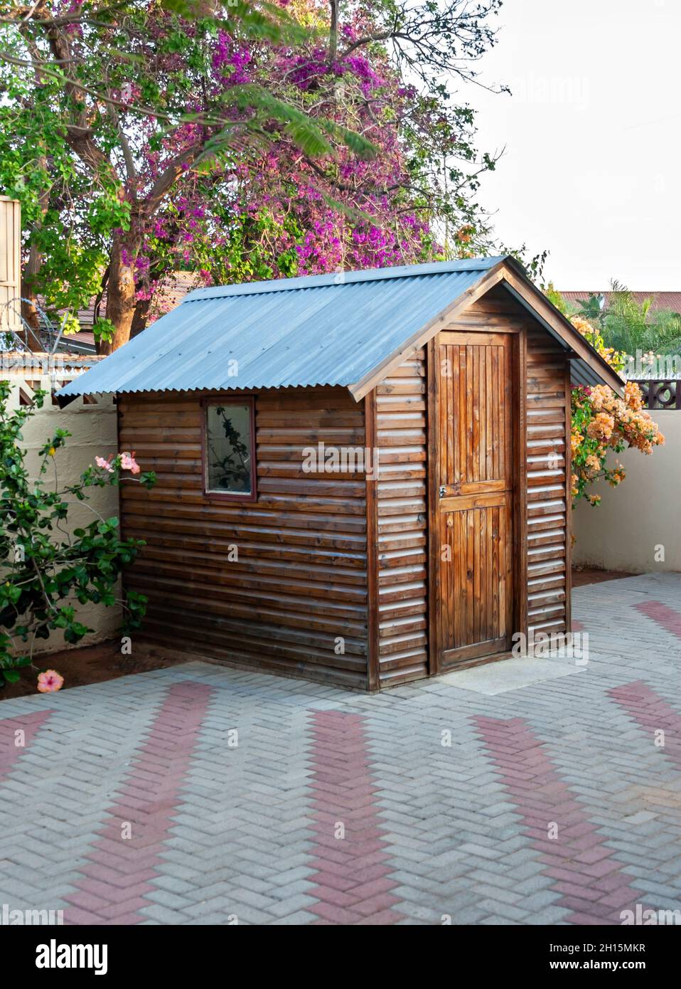 Gartenschuppen für die Werkzeuge und Gartenobjekte in Südafrika, die gemeinhin Wendy House genannt werden Stockfoto