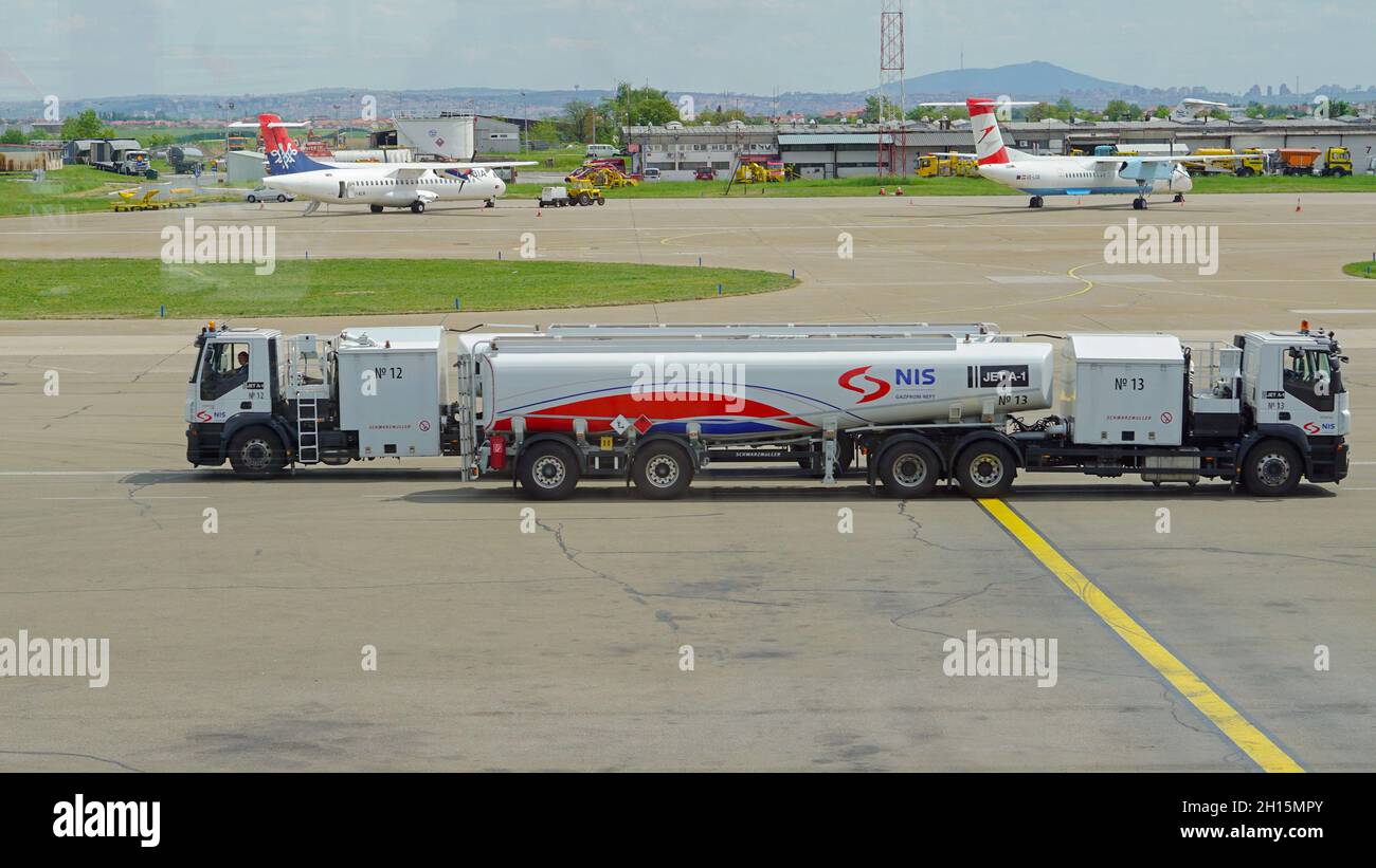 Belgrad, Serbien - 1. Mai 2015: Zwei Tankwagen liefern Kerosin mit Jet-Kraftstoff am Flughafen Nikola Tesla, Surcin. Stockfoto