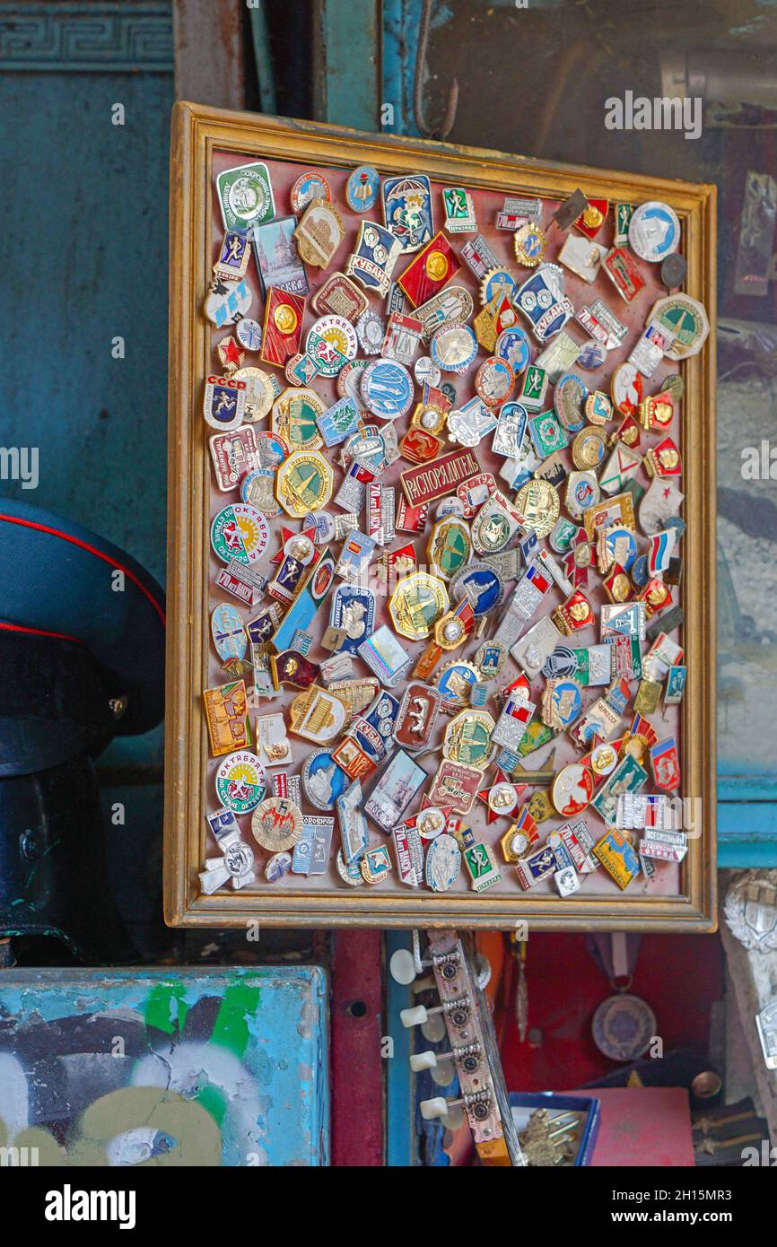 Athen, Griechenland - 3. Mai 2015: Vintage Emaille Revers Pins in Rahmen zum Verkauf auf Monastiraki Flohmarkt. Stockfoto