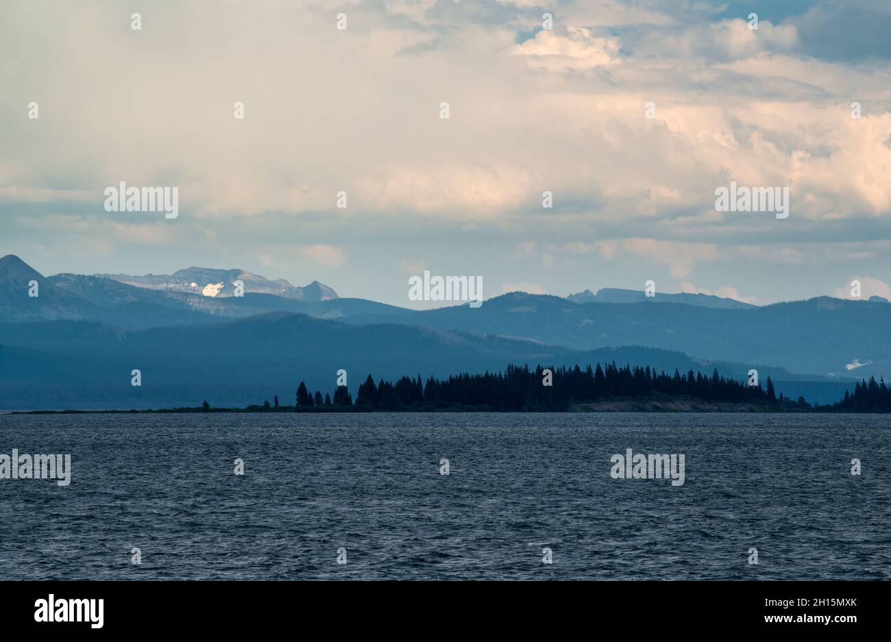 Sturmwolken über dem Yellowstone Lake im Yellowstone National Park, Wyoming Stockfoto