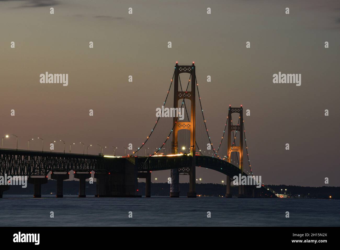 Die Mackinac Bridge, eine der längsten Brücken der Welt über die Straße von Mackinac, verbindet die Upper und Lower Peninsula, Mackinaw City, MI, USA Stockfoto