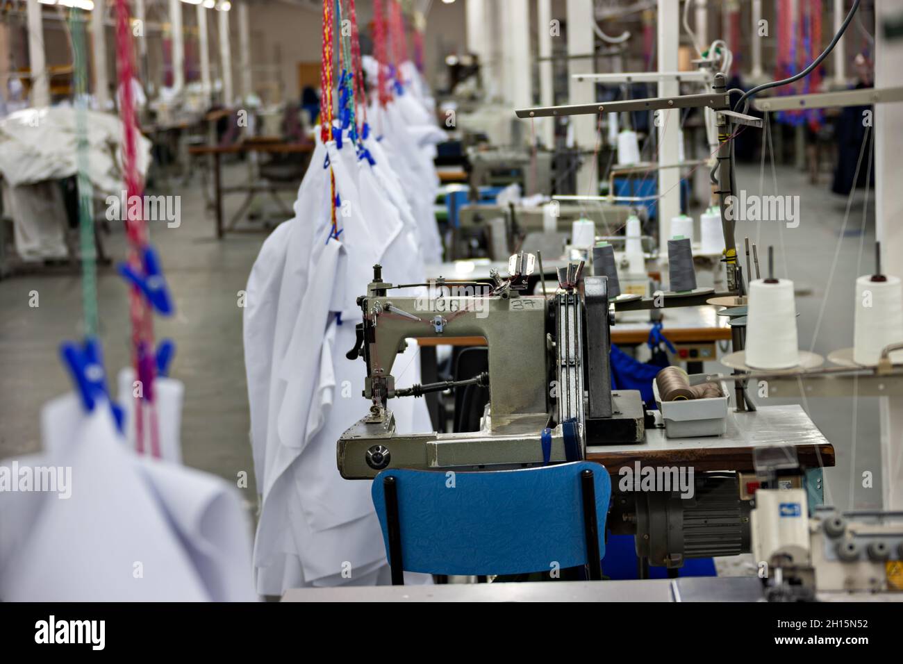 Kleiner Unternehmer in Afrika, Botswana, industrielle Textilfabrik Herstellung von Sicherheitsausrüstung Stockfoto