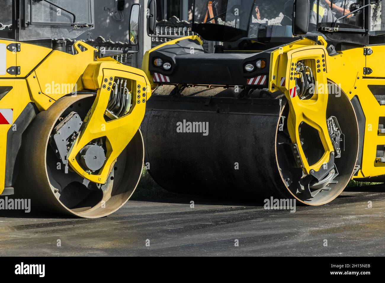 Asphaltfertiger Industrieausrüstung für Straßenreparatur und Asphaltverlegung, Bauarbeiten für Straßenrekonstruktion. Stockfoto