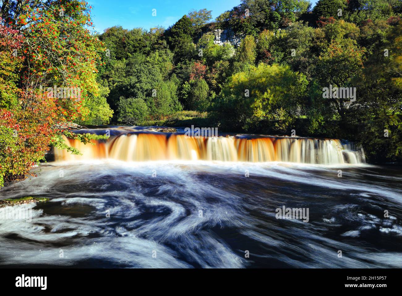 Wain Wath Force Waterfall an einem sonnigen Herbsttag, Yorkshire Dales National Park, England, Großbritannien. Stockfoto