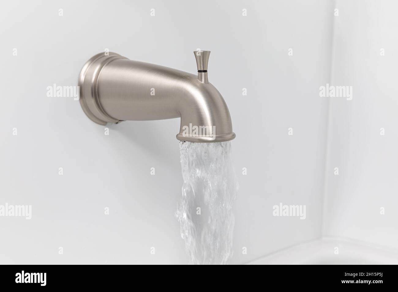 Badewanne mit fließendem Wasser. Sanitär-Reparatur, Bad renovieren und Renovierungskonzept Stockfoto