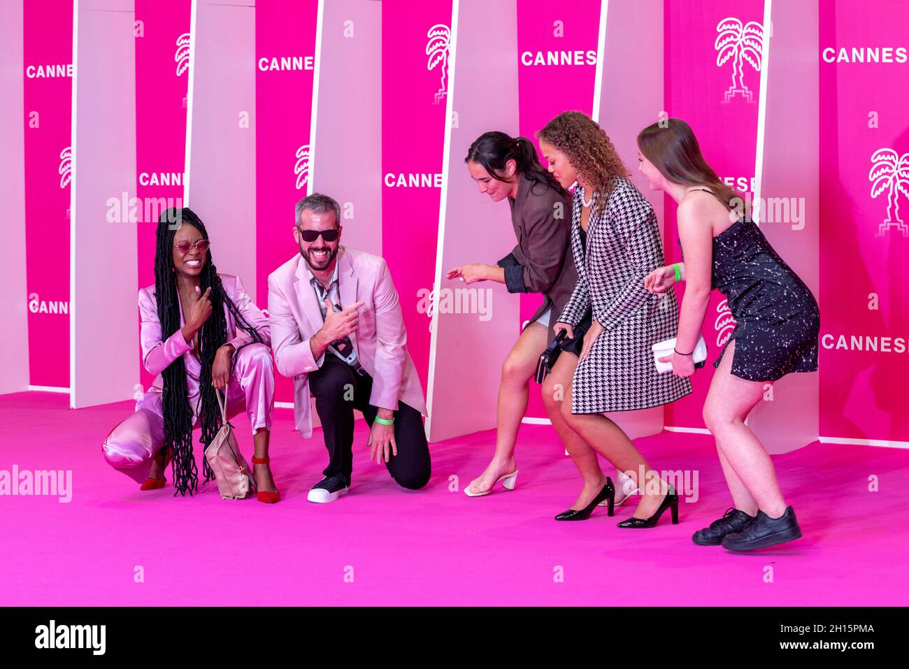 Cannes, Frankreich, 11. Oktober 2021, SCHELBY JEAN-BAPTISTE (Schauspielerin), ERIC PICCOLI (Regisseur, creator, Producer), FLORENCE LAFOND (Schauspielerin), SARAH-MAXIME RACICOT (Schauspielerin) und CHARLEE-ANN PAUL (Schauspielerin) auf dem rosa Teppich für je VOUDRAIS QU’ON M’EFFACE während der MIPCOM 2021 - The World’s Entertainment Content Market und des 4rd Canneseries - International Series Festival © ifnm Press / Alamy Stockfoto