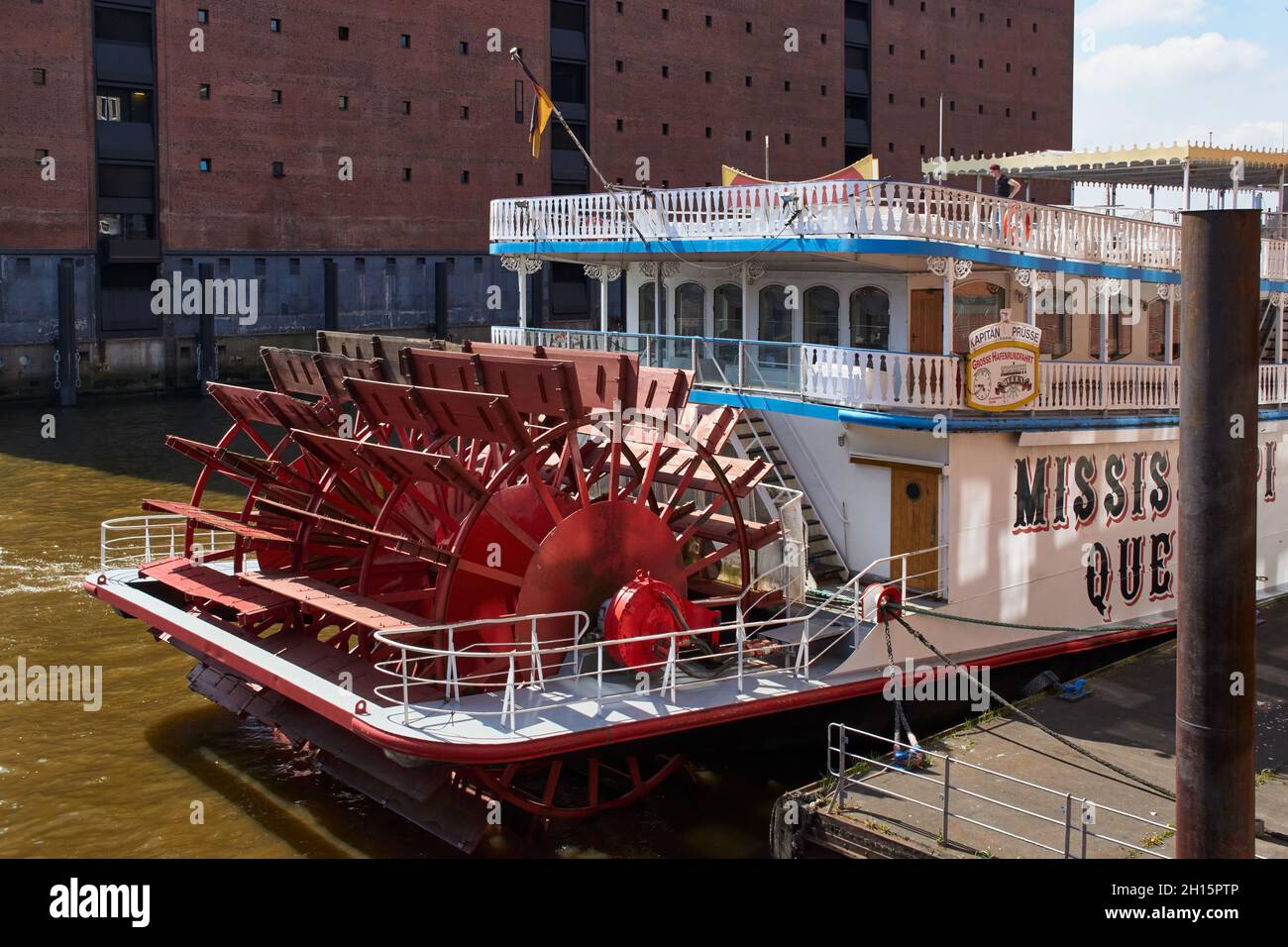 Der Raddampfer Mississippi Queen an einem sonnigen Tag am Dock vor der Elbphilharmonie in der Hamburger HafenCity. Stockfoto