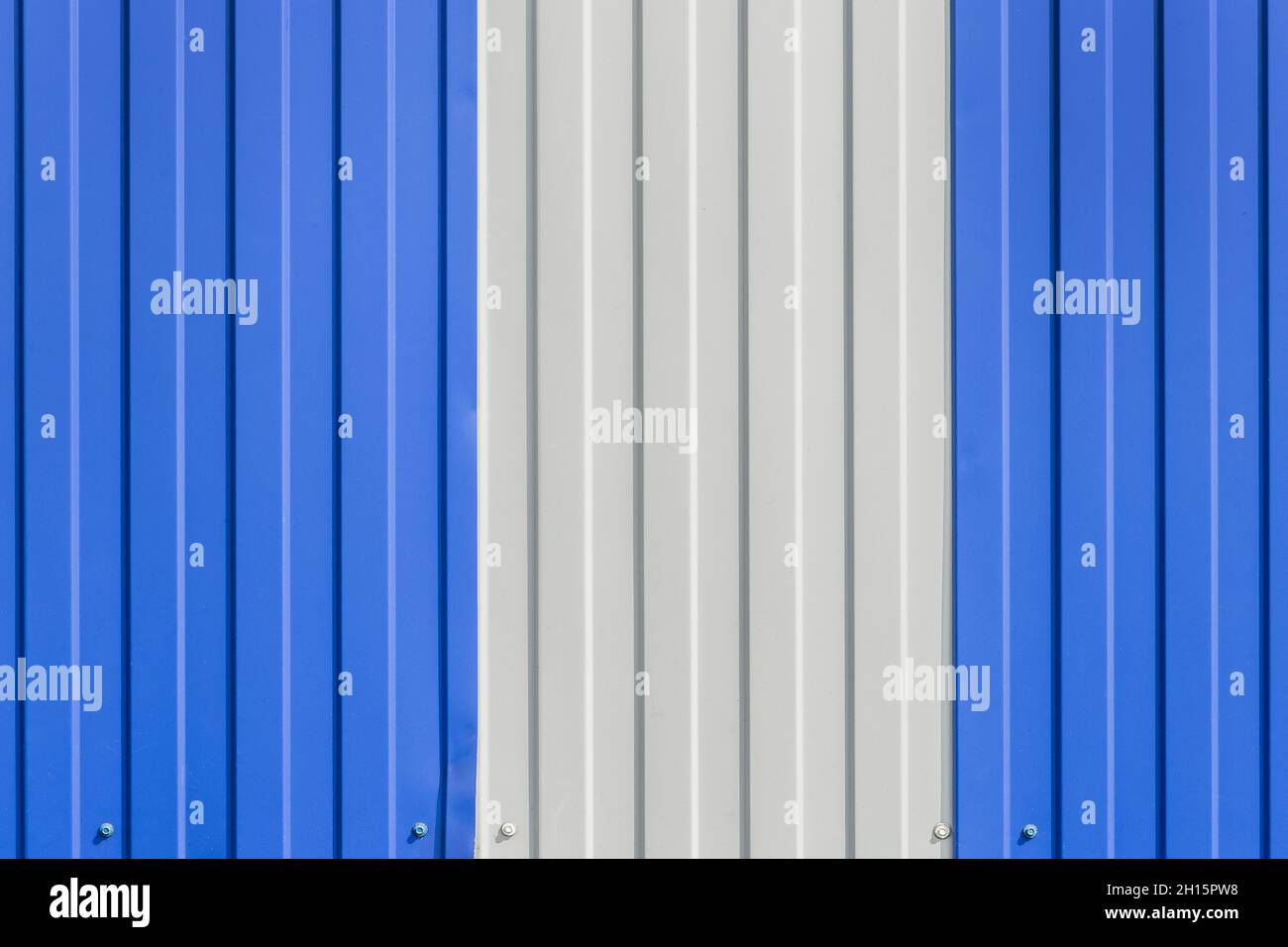 Blau und weiß bemalt Blech Platten Eisen Zaun Textur Hintergrund. Stockfoto