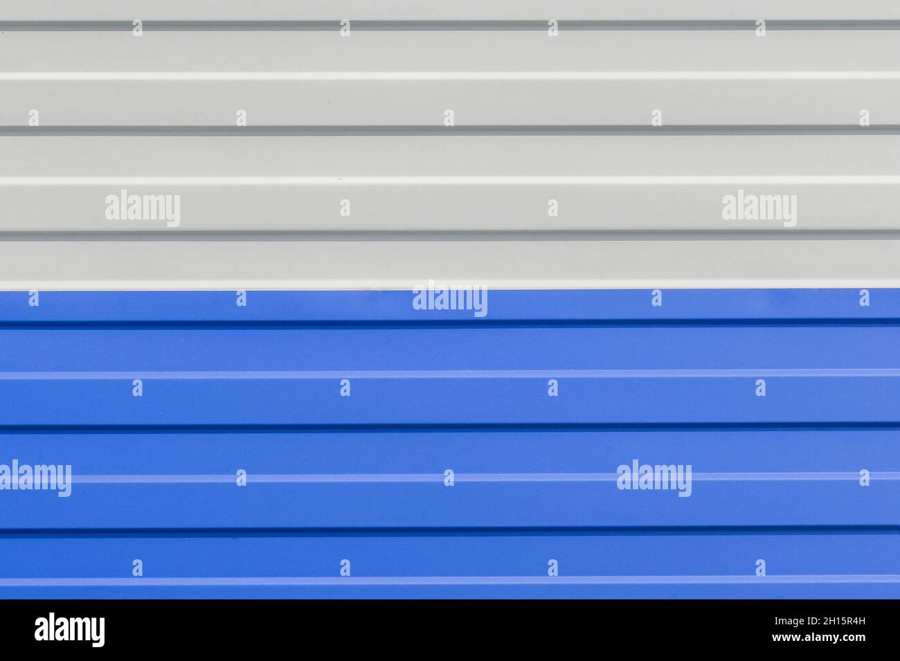 Blau und weiß bemalt Blech Platten Eisen Zaun Textur Hintergrund. Stockfoto