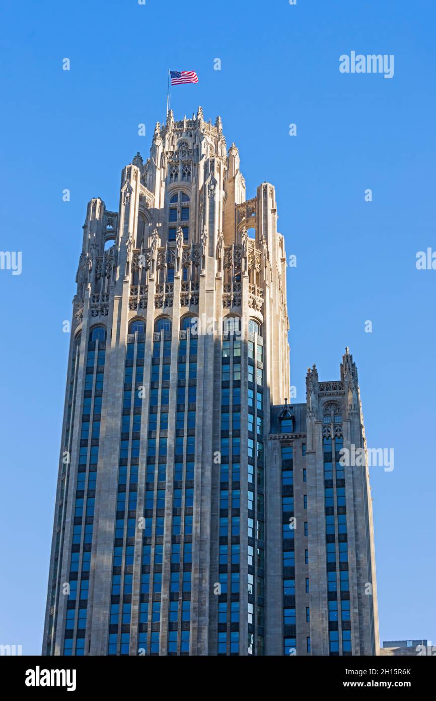 Tribune Tower, ein neugotischer Wolkenkratzer, der 1922 von John Mead Howells und Raymond Hood entworfen wurde. Chicago, Illinois Stockfoto