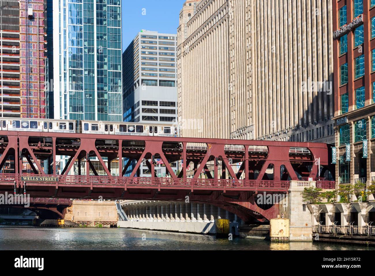 Der Pendlerzug überquert eine der Brücken über den South Branch des Chicago River in der Innenstadt von Chicago Stockfoto